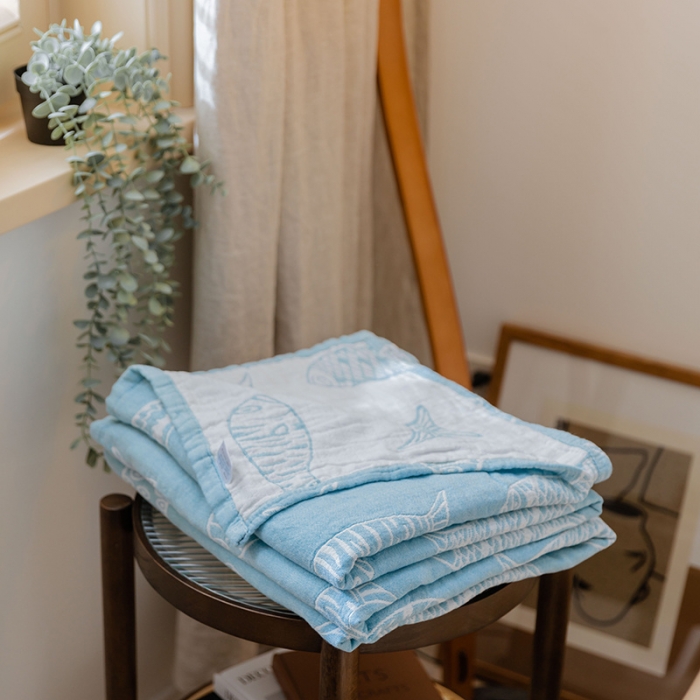 91家纺网 家纺一手货源 找家纺 雯雨 2022新款四层加厚纱布毛巾被 年年有鱼兰