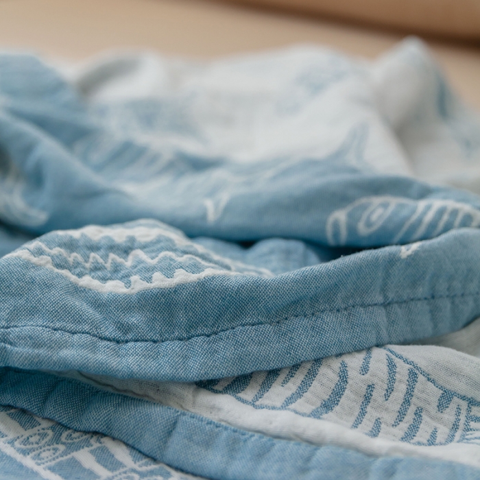 91家纺网 家纺一手货源 找家纺 雯雨 2022新款四层加厚纱布毛巾被 年年有鱼兰