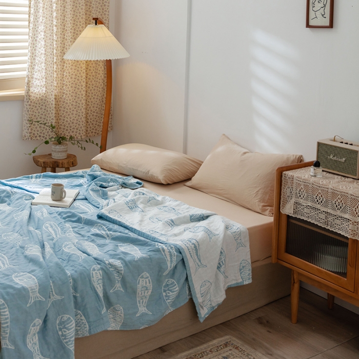 91家纺网 家纺一手货源 找家纺 雯雨 2022新款四层加厚纱布毛巾被 年年有鱼兰