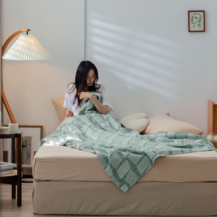 91家纺网 家纺一手货源 找家纺 雯雨 2022新款四层加厚纱布毛巾被 平行线绿