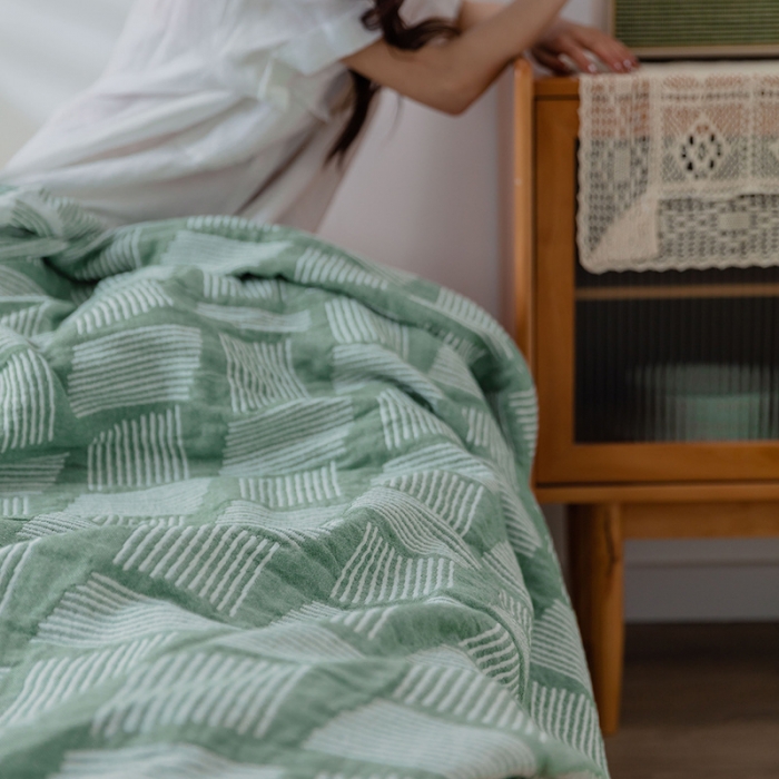 91家纺网 家纺一手货源 找家纺 雯雨 2022新款四层加厚纱布毛巾被 平行线绿