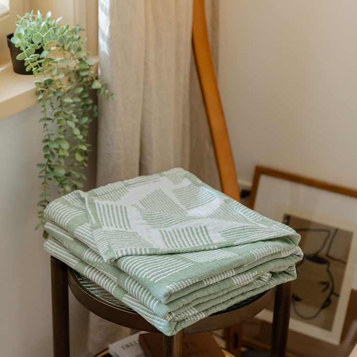 91家纺网 家纺一手货源 找家纺 雯雨 2022新款四层加厚纱布毛巾被 平行线绿