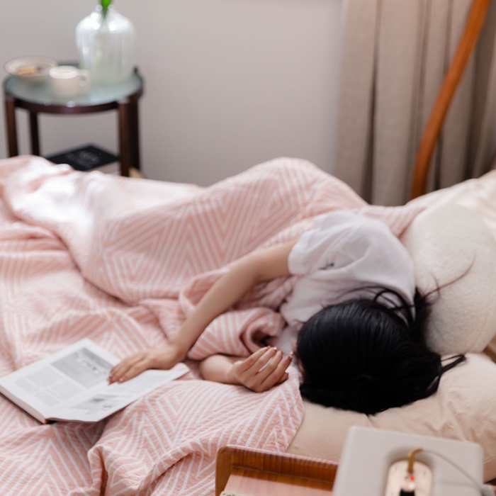 91家纺网 家纺一手货源 找家纺 雯雨 2022新款四层加厚纱布毛巾被 三角粉