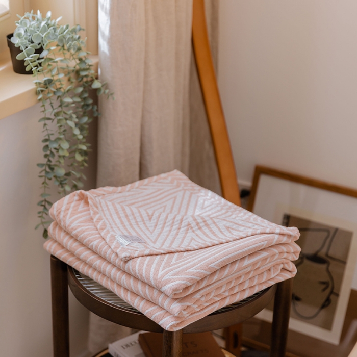 91家纺网 家纺一手货源 找家纺 雯雨 2022新款四层加厚纱布毛巾被 三角粉