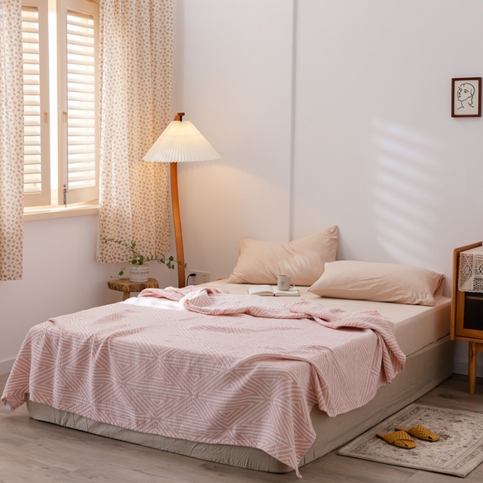 91家纺网 家纺一手货源 找家纺 雯雨 2022新款四层加厚纱布毛巾被 三角粉