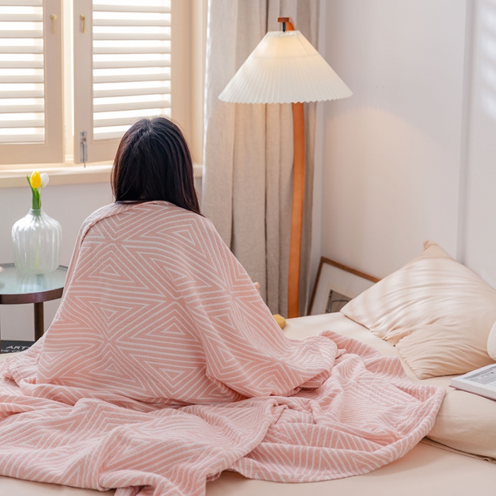 91家纺网 家纺一手货源 找家纺 雯雨 2022新款四层加厚纱布毛巾被 三角粉