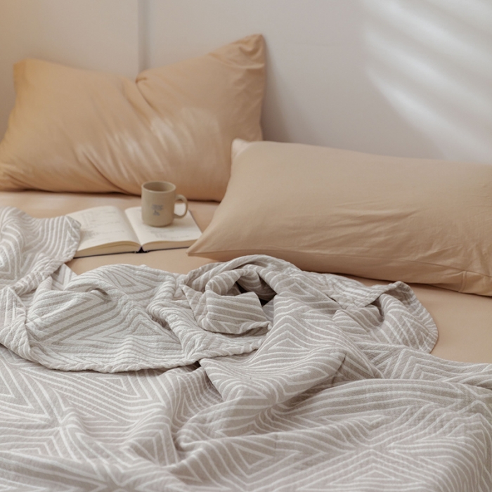 91家纺网 家纺一手货源 找家纺 雯雨 2022新款四层加厚纱布毛巾被 三角灰