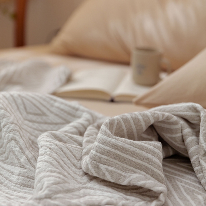 91家纺网 家纺一手货源 找家纺 雯雨 2022新款四层加厚纱布毛巾被 三角灰