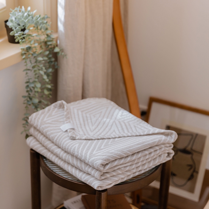 91家纺网 家纺一手货源 找家纺 雯雨 2022新款四层加厚纱布毛巾被 三角灰