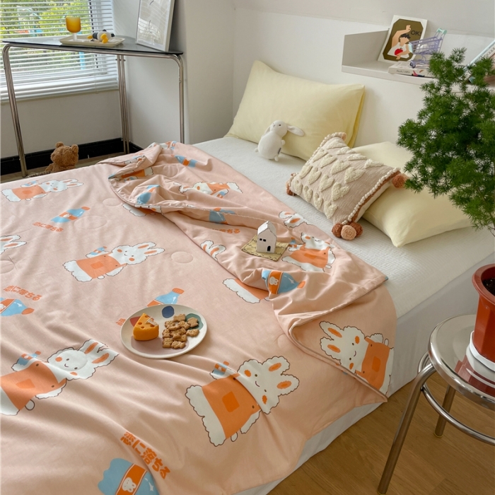 91家纺网 家纺一手货源 找家纺 棉眠 2022新款13070全棉卡通系列夏被 小兔甜蜜汽水