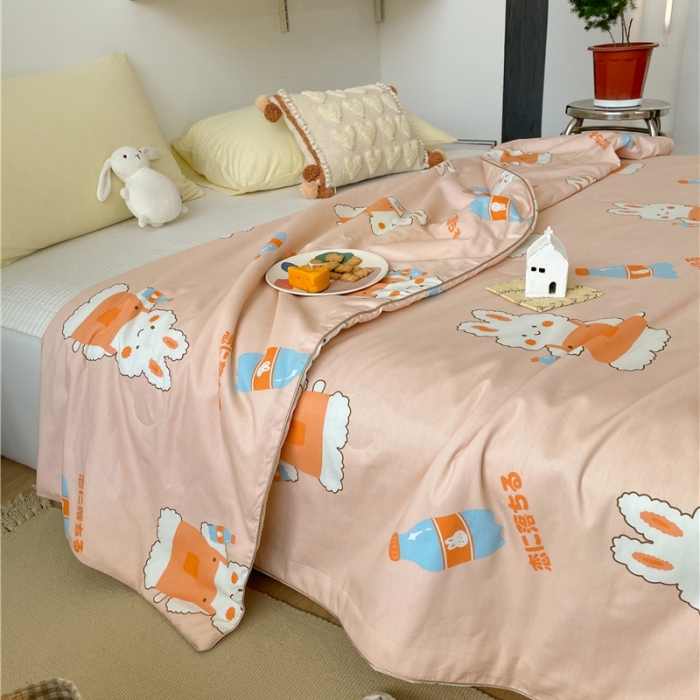 91家纺网 家纺一手货源 找家纺 棉眠 2022新款13070全棉卡通系列夏被 小兔甜蜜汽水