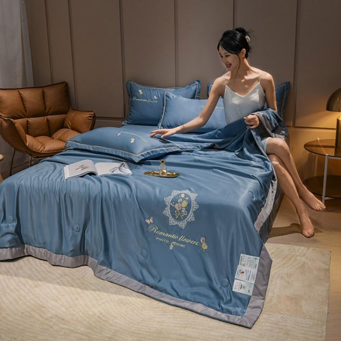 91家纺网 家纺一手货源 找家纺 苏东来2022居里花卉水洗真丝夏被四件套冰天丝刺绣夏凉空调被 盛开湖蓝