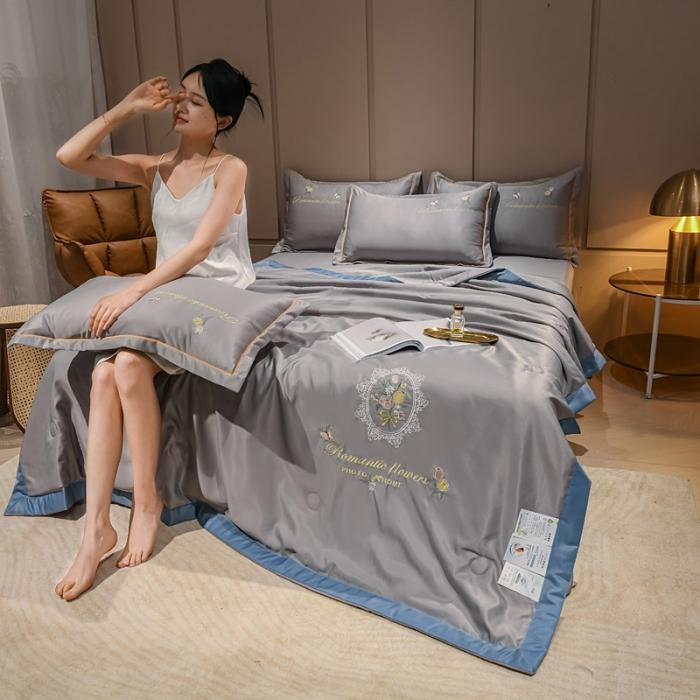 91家纺网 家纺一手货源 找家纺 苏东来2022居里花卉水洗真丝夏被四件套冰天丝刺绣夏凉空调被 盛开银灰