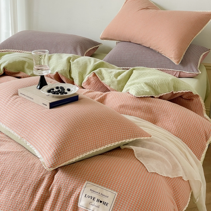 91家纺网 家纺一手货源 找家纺 圆岛 2022新款色织小提花花边款全棉水洗棉四件套 橘粉拼绿