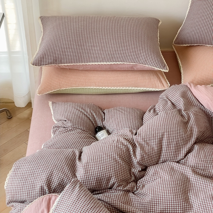 91家纺网 家纺一手货源 找家纺 圆岛 2022新款色织小提花花边款全棉水洗棉四件套 沙紫拼粉