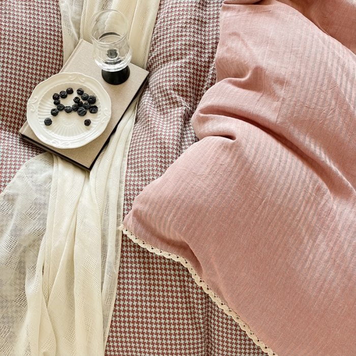 91家纺网 家纺一手货源 找家纺 圆岛 2022新款色织小提花花边款全棉水洗棉四件套 沙紫拼粉