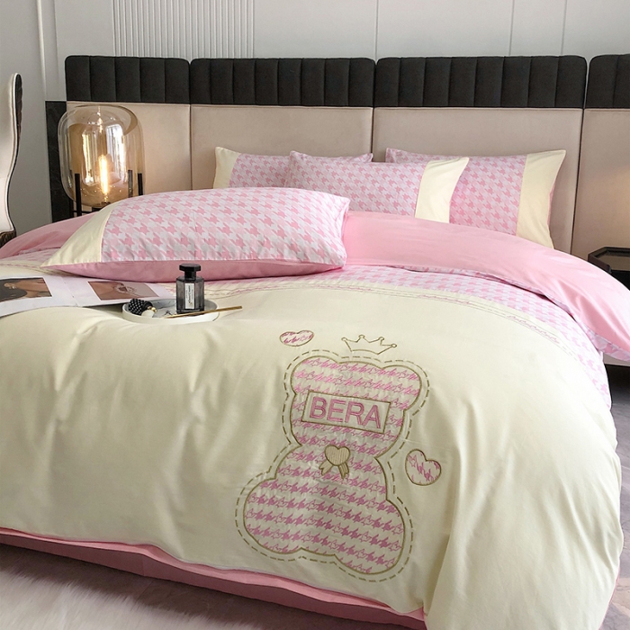 91家纺网 家纺一手货源 找家纺 澳梵 2022新款时尚轻奢全棉刺绣贴布绣四件套 千鸟格-熊粉