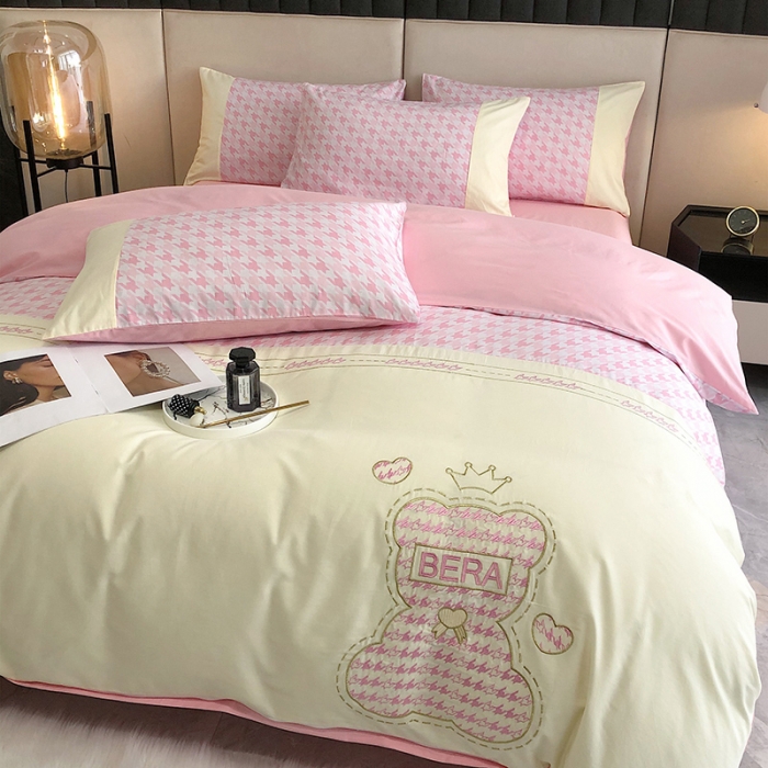 91家纺网 家纺一手货源 找家纺 澳梵 2022新款时尚轻奢全棉刺绣贴布绣四件套 千鸟格-熊粉