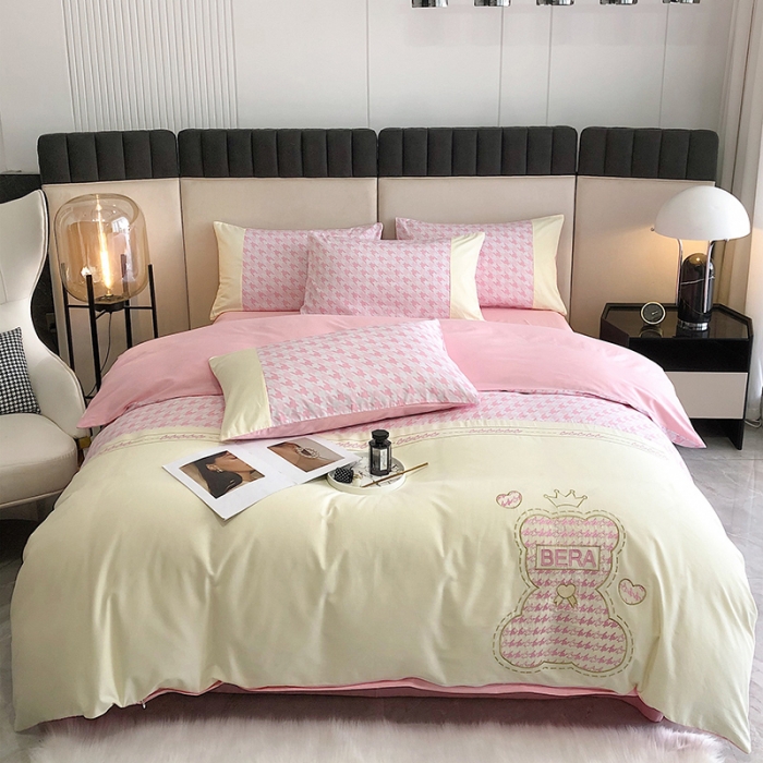 91家纺网 家纺一手货源 找家纺 澳梵 2022新款时尚轻奢全棉刺绣贴布绣四件套 千鸟格-熊粉