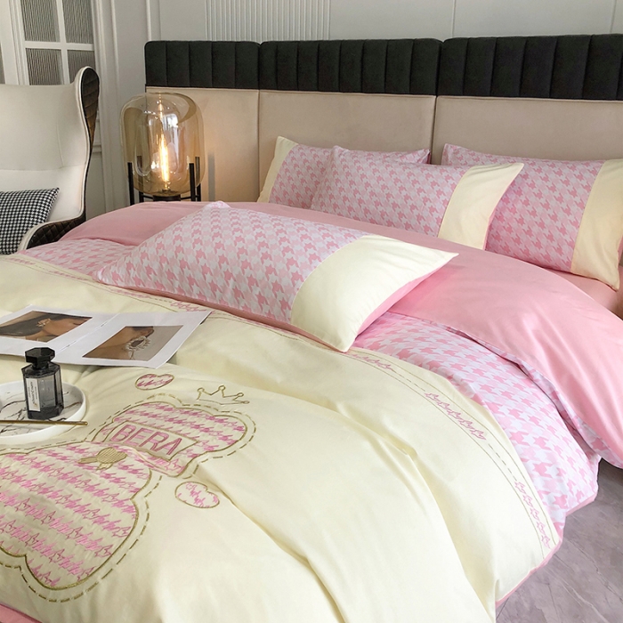 91家纺网 家纺一手货源 找家纺 澳梵 2022新款时尚轻奢全棉刺绣贴布绣四件套 千鸟格-熊粉