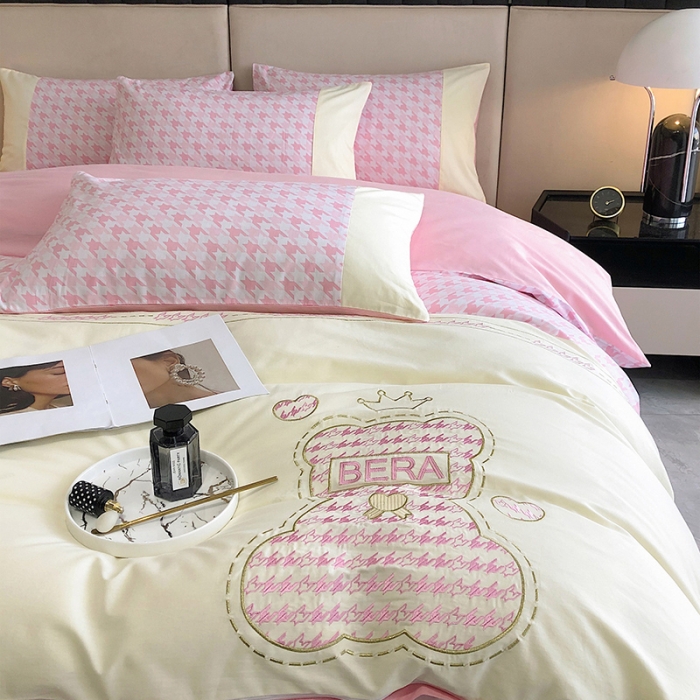 91家纺网 家纺一手货源 找家纺 澳梵 2022新款时尚轻奢全棉刺绣贴布绣四件套 千鸟格-熊粉