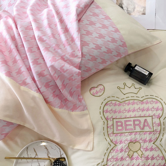 91家纺网 家纺一手货源 找家纺 澳梵 2022新款时尚轻奢全棉刺绣贴布绣四件套 千鸟格-熊粉