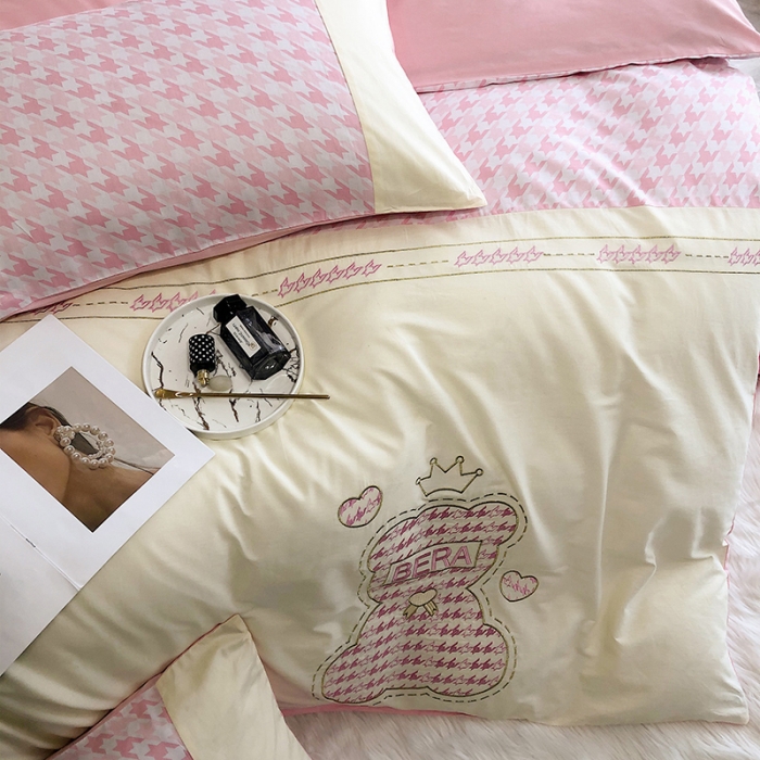 91家纺网 家纺一手货源 找家纺 澳梵 2022新款时尚轻奢全棉刺绣贴布绣四件套 千鸟格-熊粉