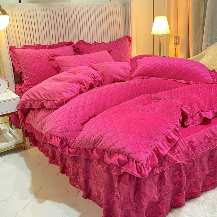 91家纺网 家纺一手货源 找家纺 畅销被业 2022网红款水晶绒绗缝床裙绗缝被套款四件套法莱绒 玫瑰红