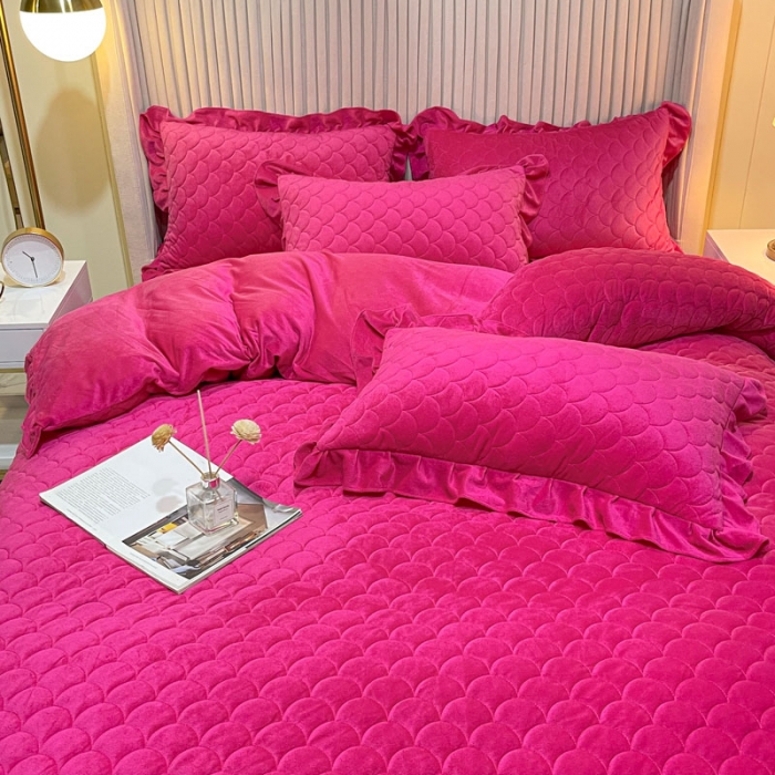 91家纺网 家纺一手货源 找家纺 畅销被业 2022网红款水晶绒绗缝床裙绗缝被套款四件套法莱绒 玫瑰红