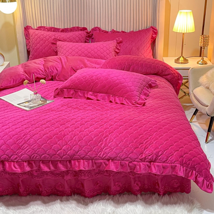 91家纺网 家纺一手货源 找家纺 畅销被业 2022网红款水晶绒绗缝床裙绗缝被套款四件套法莱绒 玫瑰红