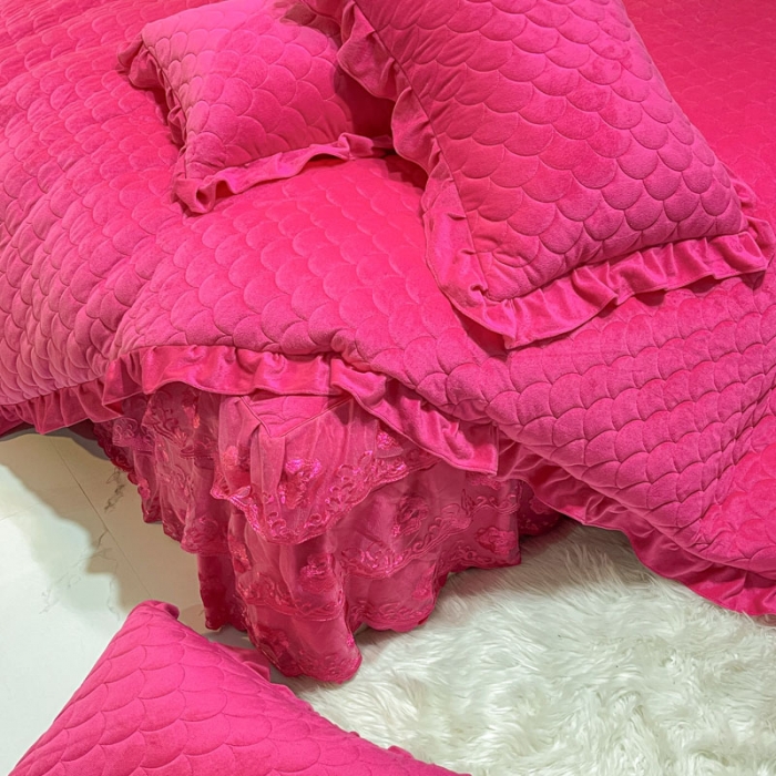 91家纺网 家纺一手货源 找家纺 畅销被业 2022网红款水晶绒绗缝床裙绗缝被套款四件套法莱绒 玫瑰红