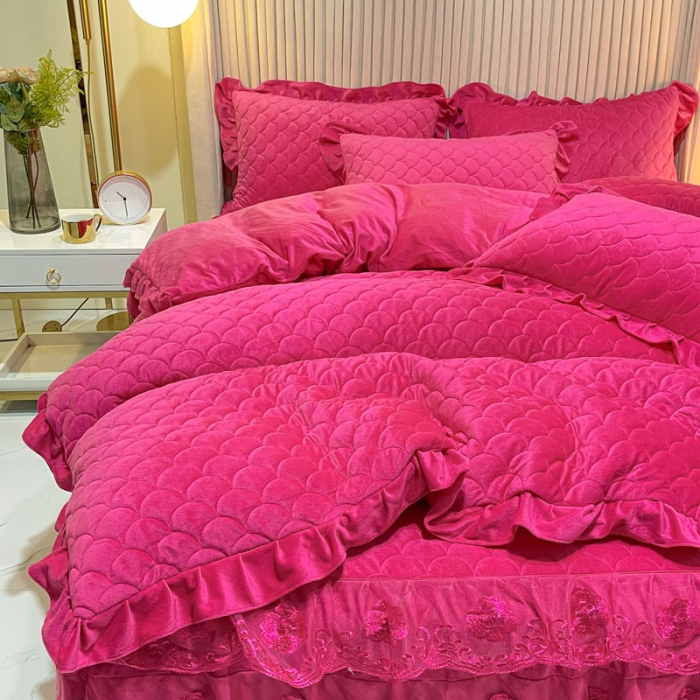 91家纺网 家纺一手货源 找家纺 畅销被业 2022网红款水晶绒绗缝床裙绗缝被套款四件套法莱绒 玫瑰红