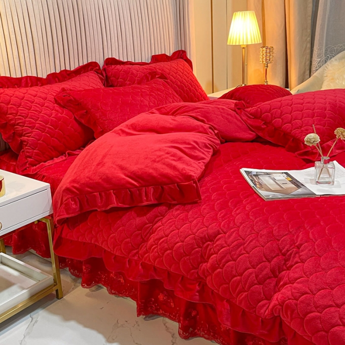 91家纺网 家纺一手货源 找家纺 畅销被业 2022网红款水晶绒绗缝床裙绗缝被套款四件套法莱绒 胭脂红