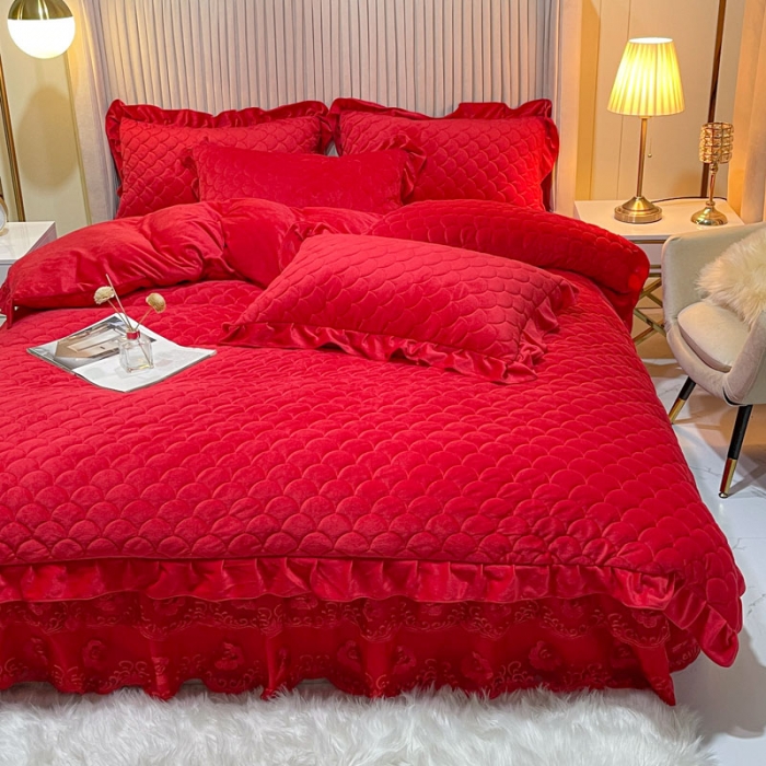 91家纺网 家纺一手货源 找家纺 畅销被业 2022网红款水晶绒绗缝床裙绗缝被套款四件套法莱绒 胭脂红