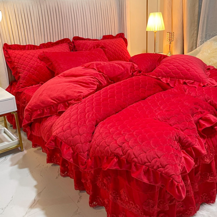 91家纺网 家纺一手货源 找家纺 畅销被业 2022网红款水晶绒绗缝床裙绗缝被套款四件套法莱绒 胭脂红