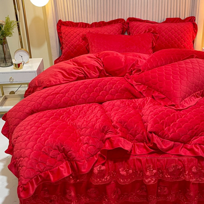 91家纺网 家纺一手货源 找家纺 畅销被业 2022网红款水晶绒绗缝床裙绗缝被套款四件套法莱绒 胭脂红