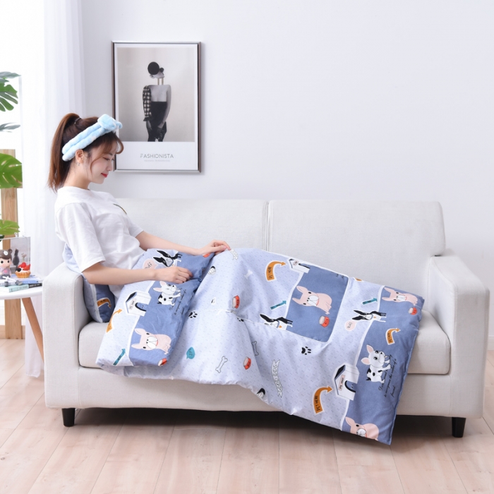 91家纺网 家纺一手货源 找家纺 阳光依佰抱枕被 2022新款韩舒棉多功能印花抱枕被 笨笨狗