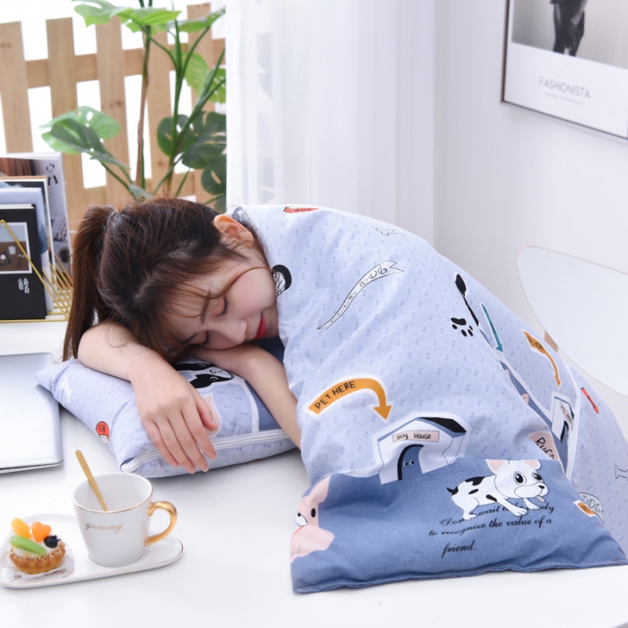 91家纺网 家纺一手货源 找家纺 阳光依佰抱枕被 2022新款韩舒棉多功能印花抱枕被 笨笨狗