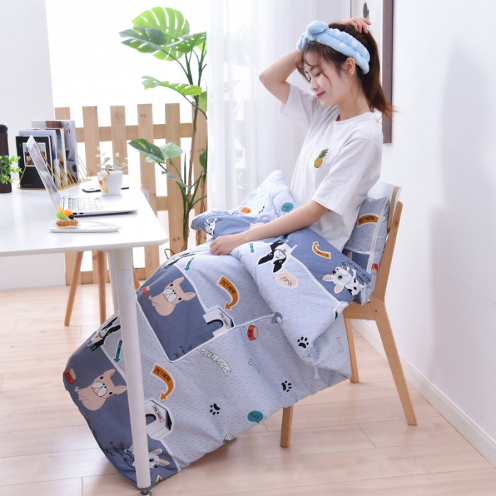 91家纺网 家纺一手货源 找家纺 阳光依佰抱枕被 2022新款韩舒棉多功能印花抱枕被 笨笨狗