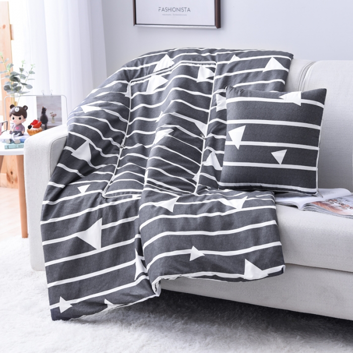 91家纺网 家纺一手货源 找家纺 阳光依佰抱枕被 2022新款韩舒棉多功能印花抱枕被 几何三角