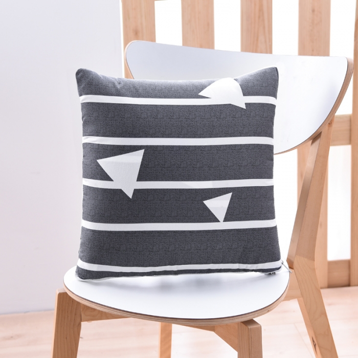 91家纺网 家纺一手货源 找家纺 阳光依佰抱枕被 2022新款韩舒棉多功能印花抱枕被 几何三角