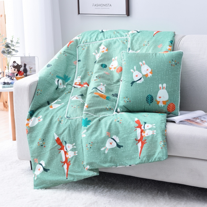 91家纺网 家纺一手货源 找家纺 阳光依佰抱枕被 2022新款韩舒棉多功能印花抱枕被 快乐一家