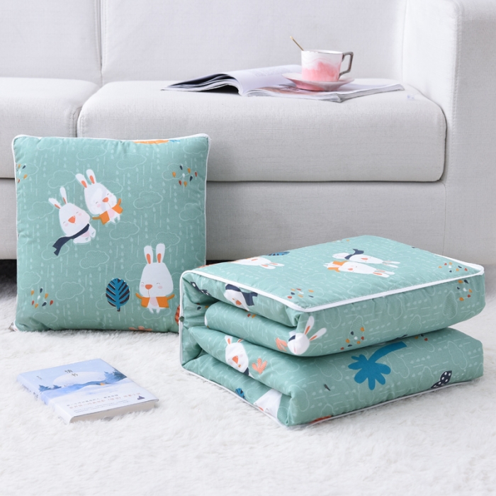 91家纺网 家纺一手货源 找家纺 阳光依佰抱枕被 2022新款韩舒棉多功能印花抱枕被 快乐一家