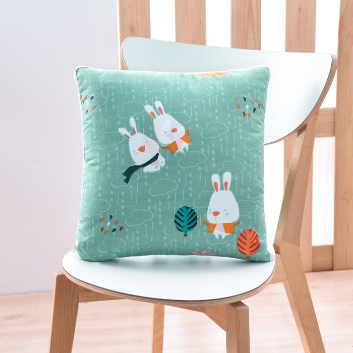 91家纺网 家纺一手货源 找家纺 阳光依佰抱枕被 2022新款韩舒棉多功能印花抱枕被 快乐一家