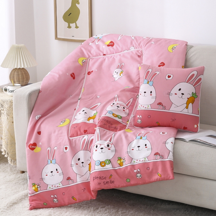 91家纺网 家纺一手货源 找家纺 阳光依佰抱枕被 2022新款韩舒棉多功能印花抱枕被 小白兔