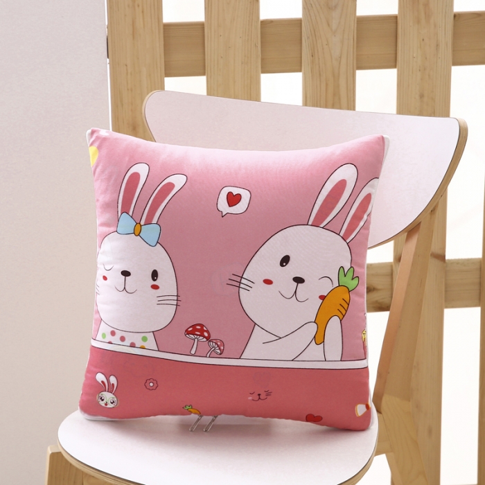 91家纺网 家纺一手货源 找家纺 阳光依佰抱枕被 2022新款韩舒棉多功能印花抱枕被 小白兔