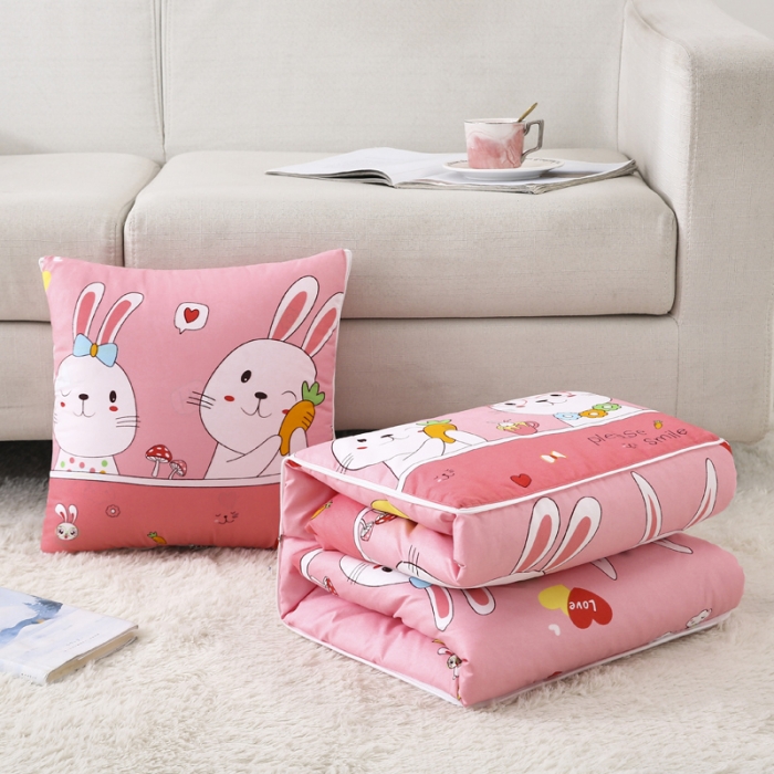 91家纺网 家纺一手货源 找家纺 阳光依佰抱枕被 2022新款韩舒棉多功能印花抱枕被 小白兔