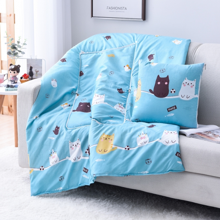 91家纺网 家纺一手货源 找家纺 阳光依佰抱枕被 2022新款韩舒棉多功能印花抱枕被 小猫咪