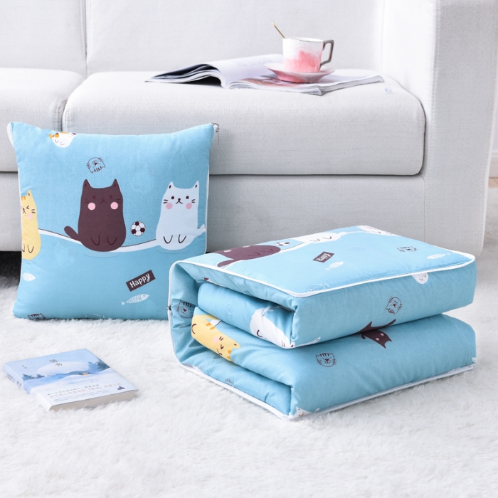 91家纺网 家纺一手货源 找家纺 阳光依佰抱枕被 2022新款韩舒棉多功能印花抱枕被 小猫咪