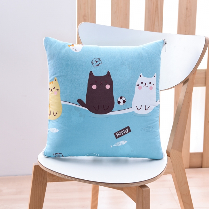 91家纺网 家纺一手货源 找家纺 阳光依佰抱枕被 2022新款韩舒棉多功能印花抱枕被 小猫咪